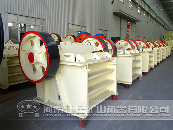 整齊的顎式破碎機(jī)生產(chǎn)車間 整齊的顎式破碎機(jī)生產(chǎn)車間